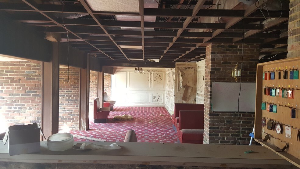 More Photos Of 1 Carrollton Blvd, Mount Carroll Hotel For Sale