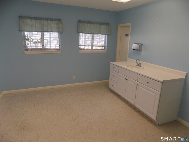 More Photos Of 85 Beleden Gardens Dr, Bristol Medical For Sale