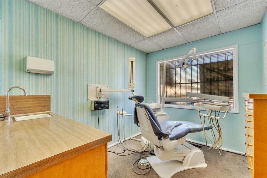 More Photos Of 18032 Ventura Blvd, Encino Medical For Lease