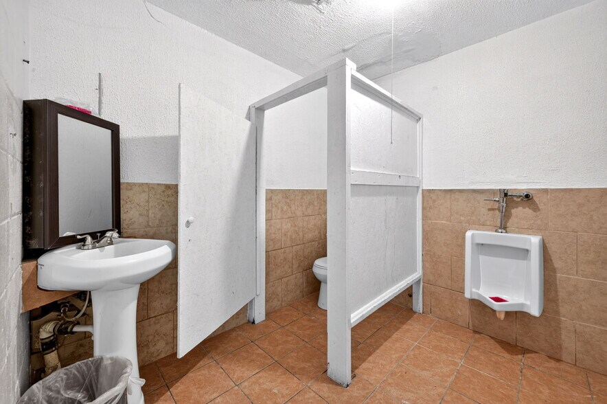 More Photos Of 7828 S Claremont Ave, Chicago Warehouse For Sale