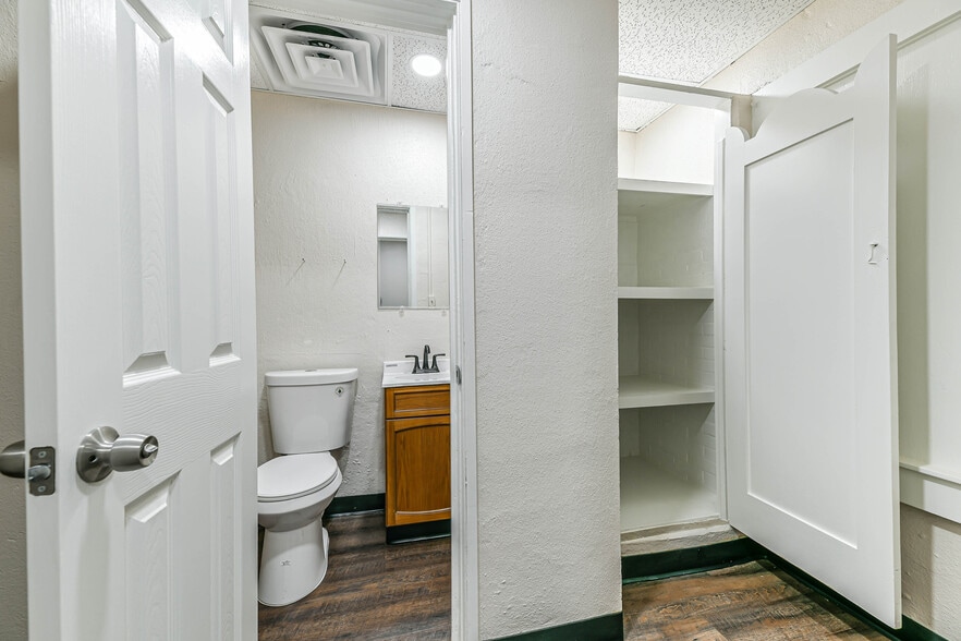 More Photos Of 121 W Sealy St, Alvin Freestanding For Sale