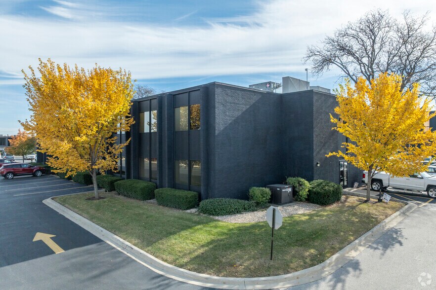 More Photos Of 799 Roosevelt Rd, Glen Ellyn Office For Lease