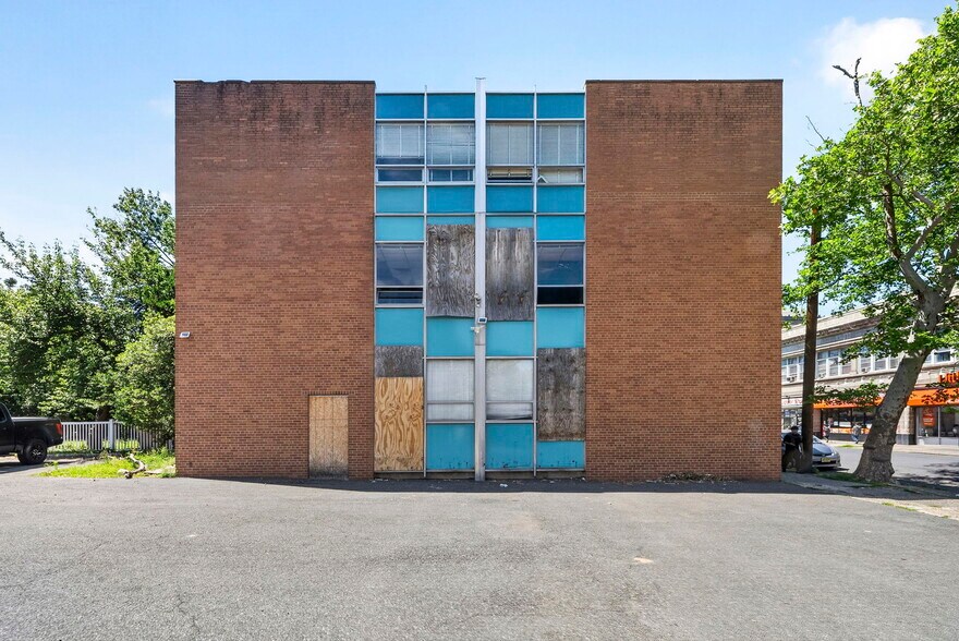 More Photos Of 700 Park Ave, Plainfield Office For Sale