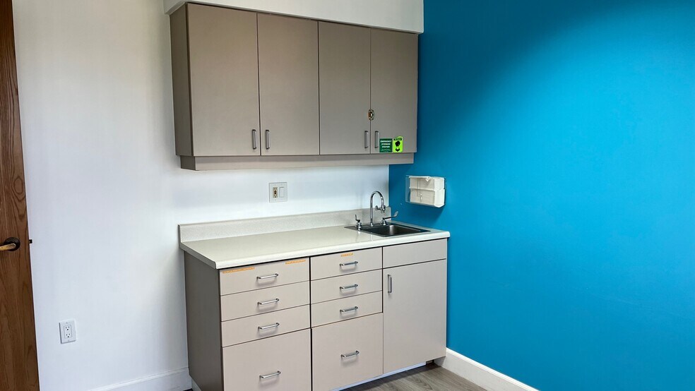 More Photos Of 44215 15th St W, Lancaster Medical For Lease