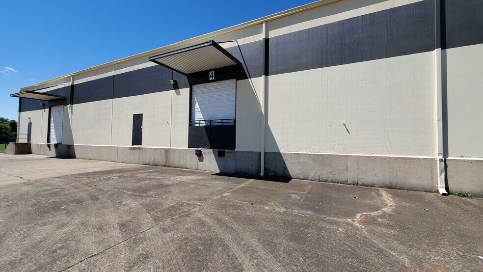 More Photos Of 390 Commerce Park Dr, Jackson Warehouse For Lease
