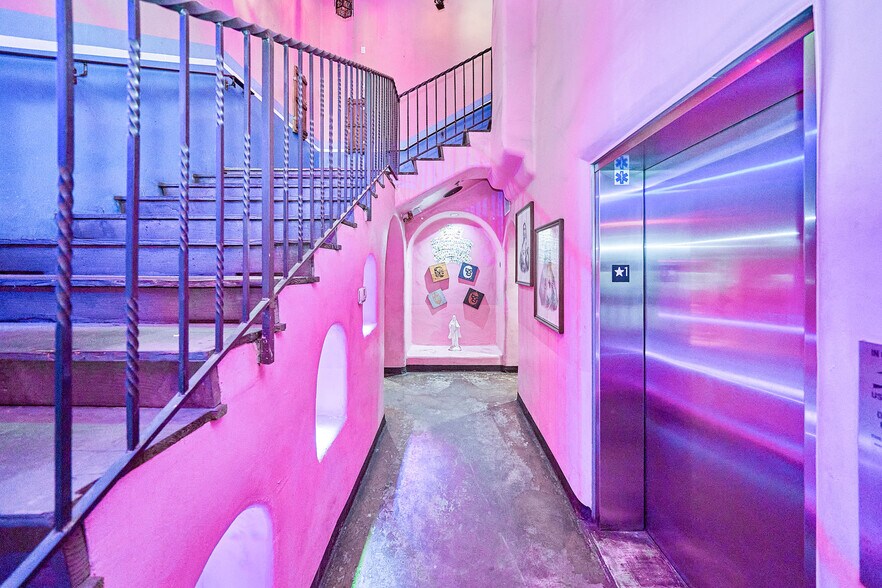 More Photos Of 8225 W Sunset Blvd, West Hollywood Restaurant For Lease