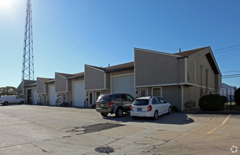 More Photos Of 216-224 E Collins Dr, Fort Wayne Light Manufacturing For Lease