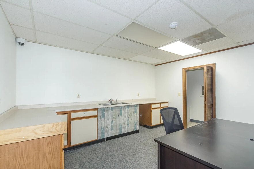 More Photos Of 45 Stiles Rd, Salem Office For Sale