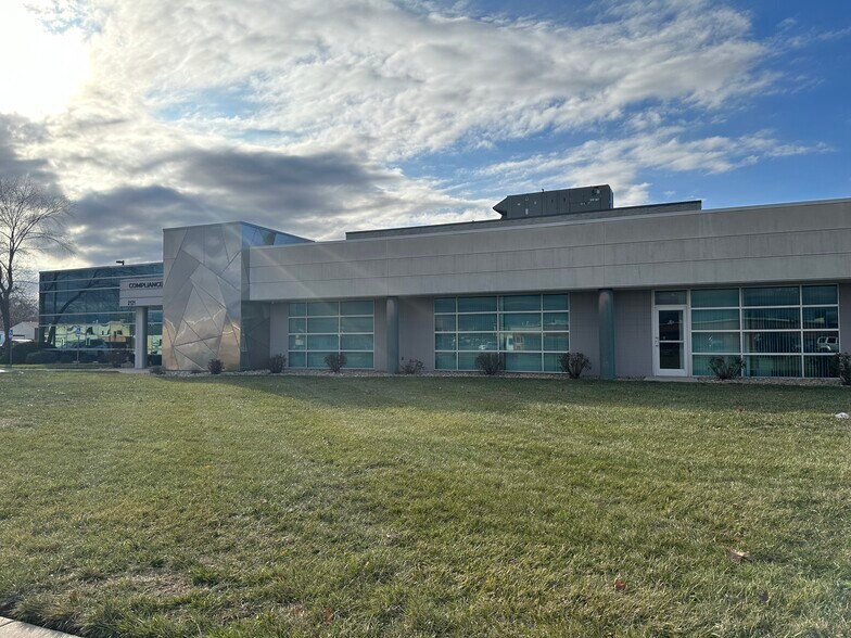 More Photos Of 2121 SW Chelsea Dr, Topeka Flex For Lease