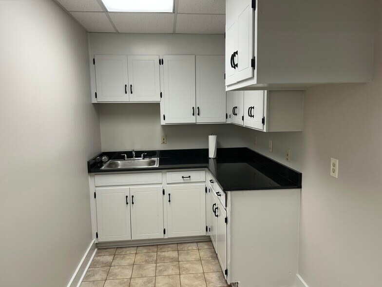 More Photos Of 880 S Pleasantburg Dr, Greenville Office Residential For Lease