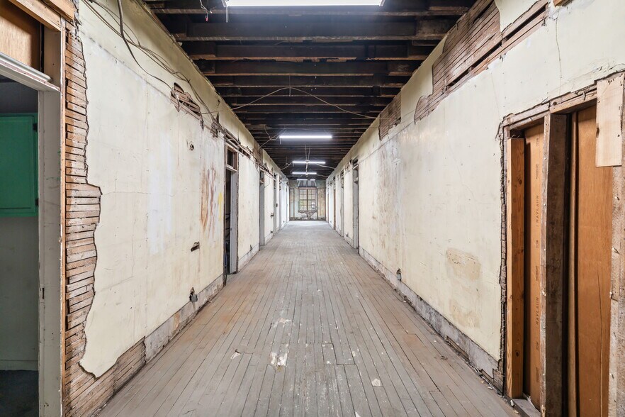 More Photos Of 824 Tennessee Ave, Etowah Storefront Retail Office For Sale