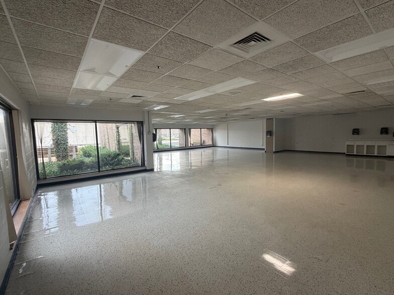 More Photos Of 1475 S Wheeling Rd, Wheeling Manufacturing For Lease