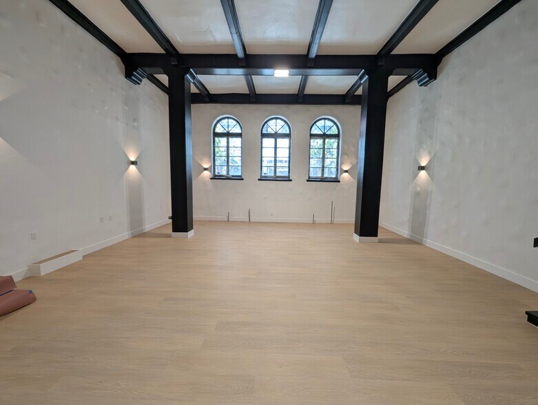 More Photos Of 1861 Whitley Ave, Los Angeles Apartments For Lease