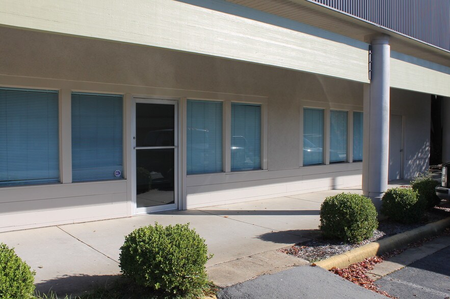 More Photos Of 11701- I-30 Hwy, Little Rock Unknown For Lease