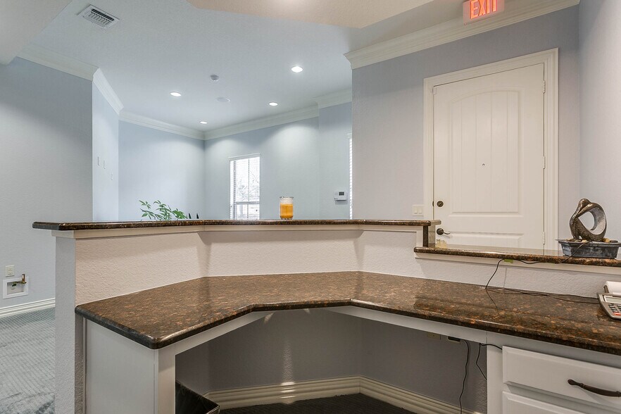 More Photos Of 7633 Bellaire Dr S, Fort Worth Medical For Sale