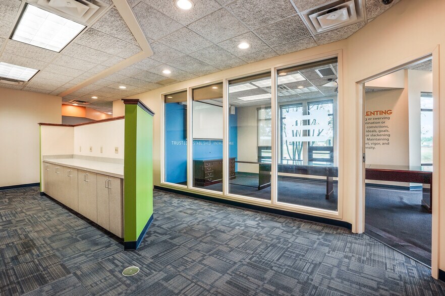 More Photos Of 10567 Sawmill Pky, Powell Office For Lease