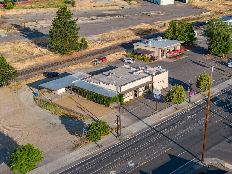 More Photos Of 211 Front St, Central Point General Retail For Sale