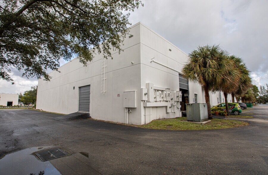 More Photos Of 3555-3569 NW 53rd Ct, Fort Lauderdale Unknown For Lease