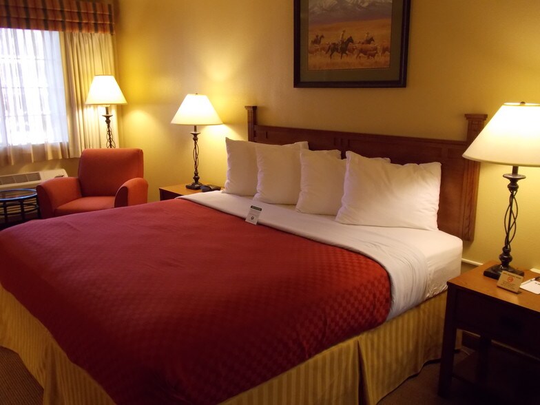 More Photos Of 207 US Highway 77 S, Hallettsville Hotel For Sale