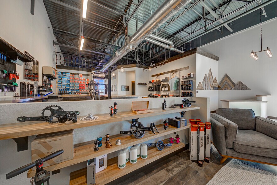 More Photos Of 791 Southpark Dr, Littleton Flex For Sale