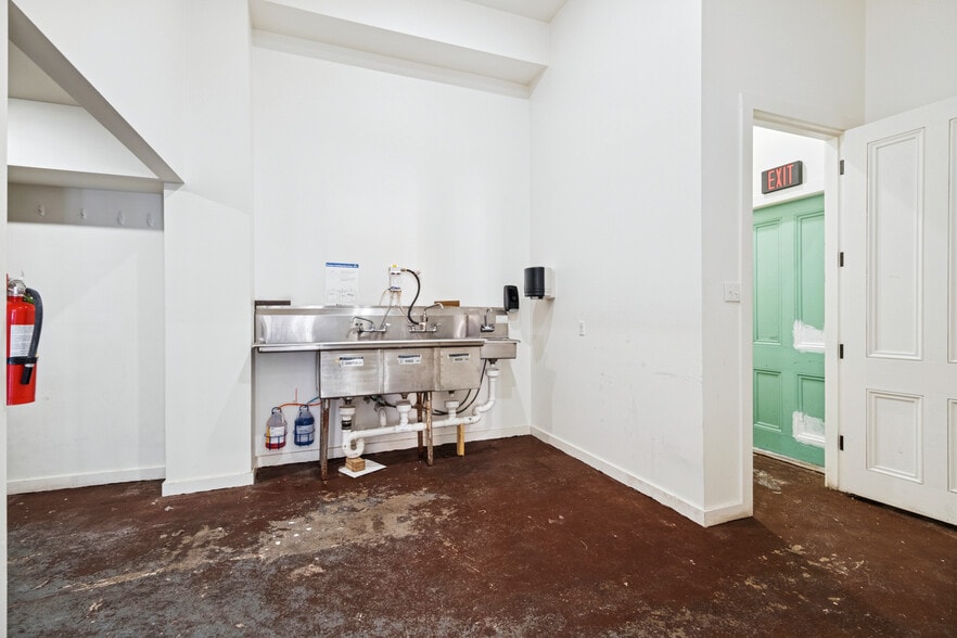 More Photos Of 2372 Constance St, New Orleans Convenience Store For Lease