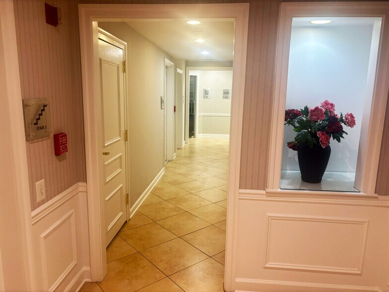 More Photos Of 410 Pine St SE, Vienna Office For Sale