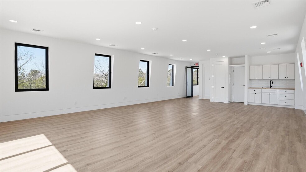 More Photos Of 200 W Montauk Hwy, Hampton Bays Freestanding For Lease
