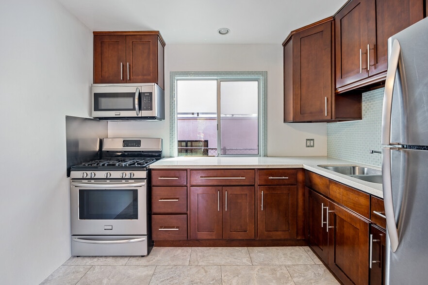 More Photos Of 502 Westminster ave, Venice Apartments For Sale
