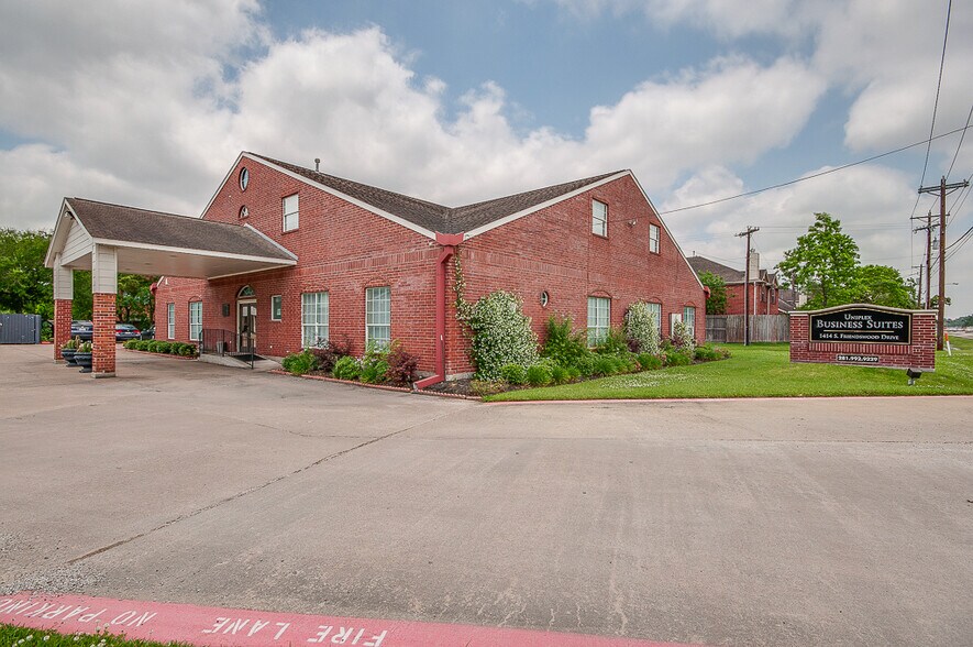More Photos Of 1414 S Friendswood Dr, Friendswood Office For Lease