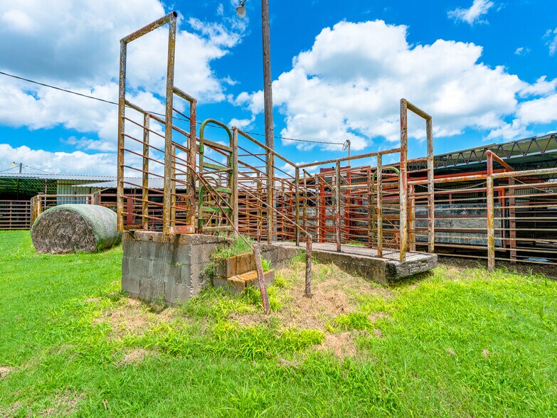 More Photos Of 1853 S Broadway St, Coalgate Flex For Sale
