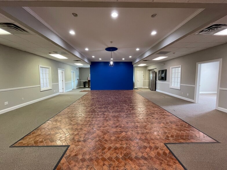 More Photos Of 100 Colony Park Dr, Cumming Bank For Lease