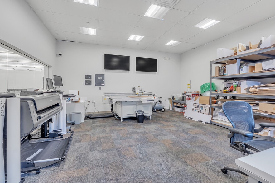 More Photos Of 45 Bartlett St, Marlborough Light Manufacturing For Lease