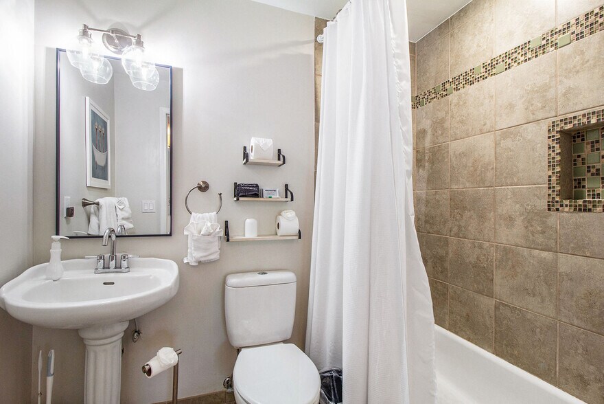 More Photos Of 155 N Main St, Clarkston Hospitality For Sale