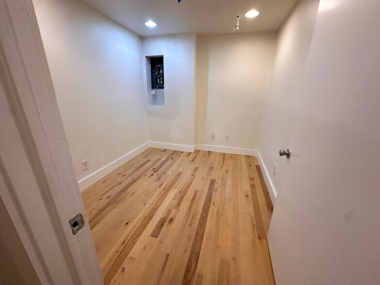 More Photos Of 2709 Westerville Rd, Columbus Light Manufacturing For Sale