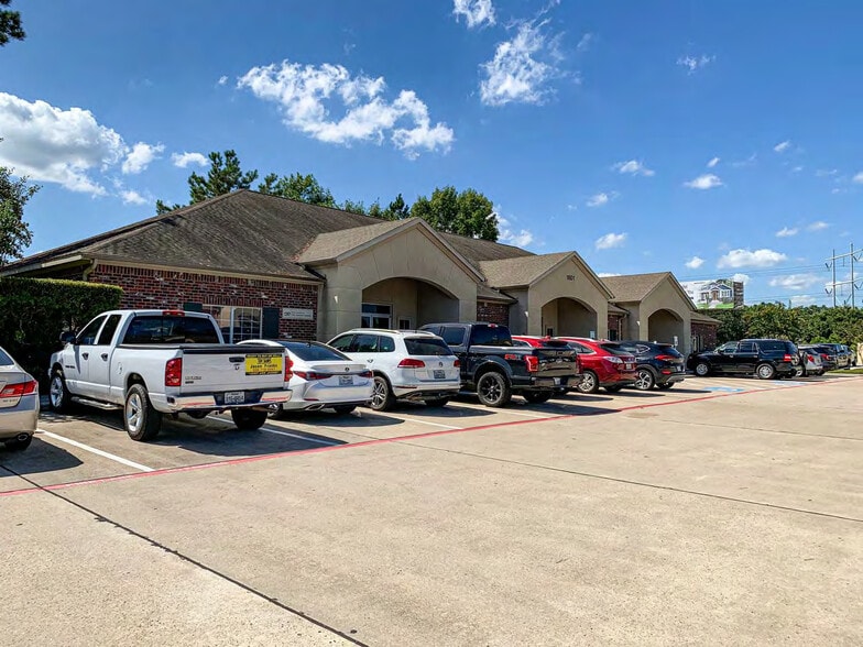 More Photos Of 1801 W White Oak Ter, Conroe Unknown For Lease