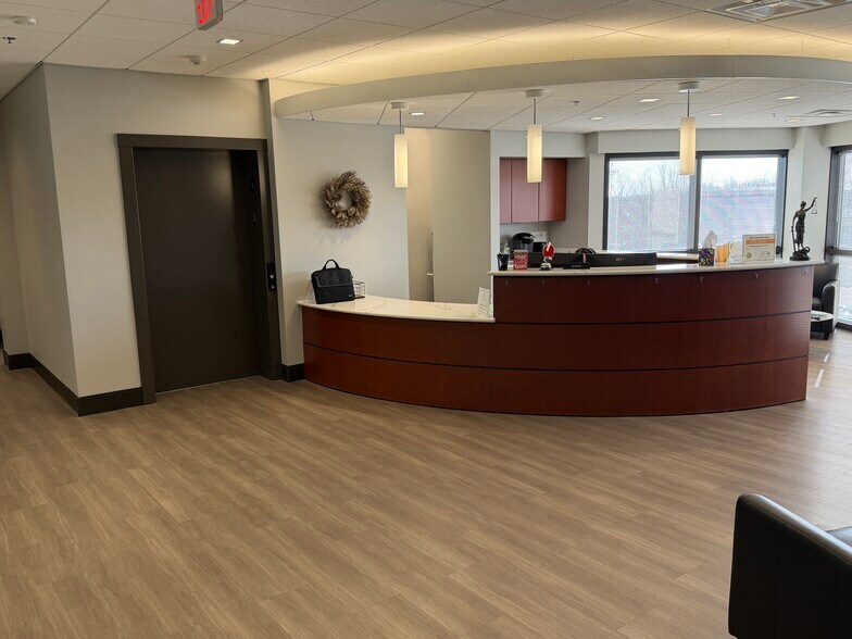 More Photos Of 839 N Perryville Rd, Rockford Office For Lease