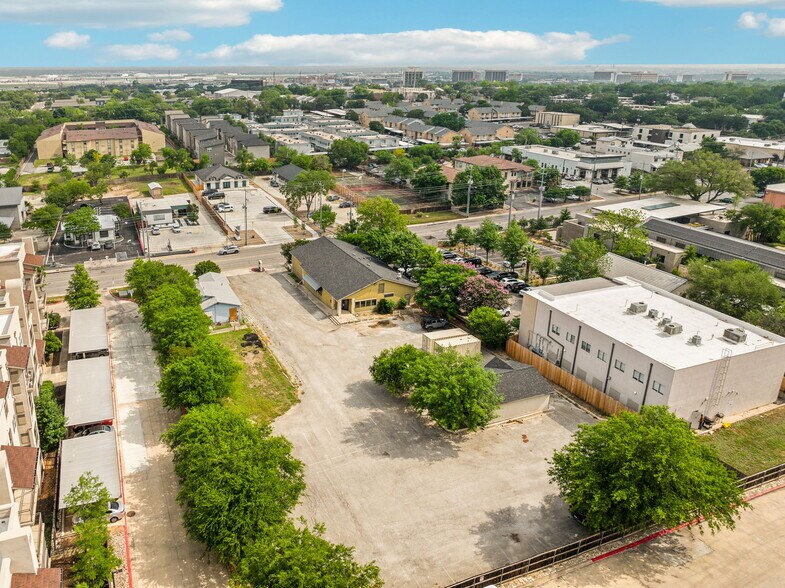 More Photos Of 202 W Sunset Rd, San Antonio Freestanding For Sale