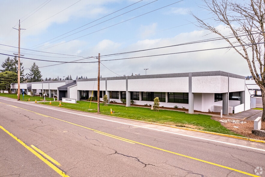 More Photos Of 6433 SE Lake Rd, Portland Distribution For Lease