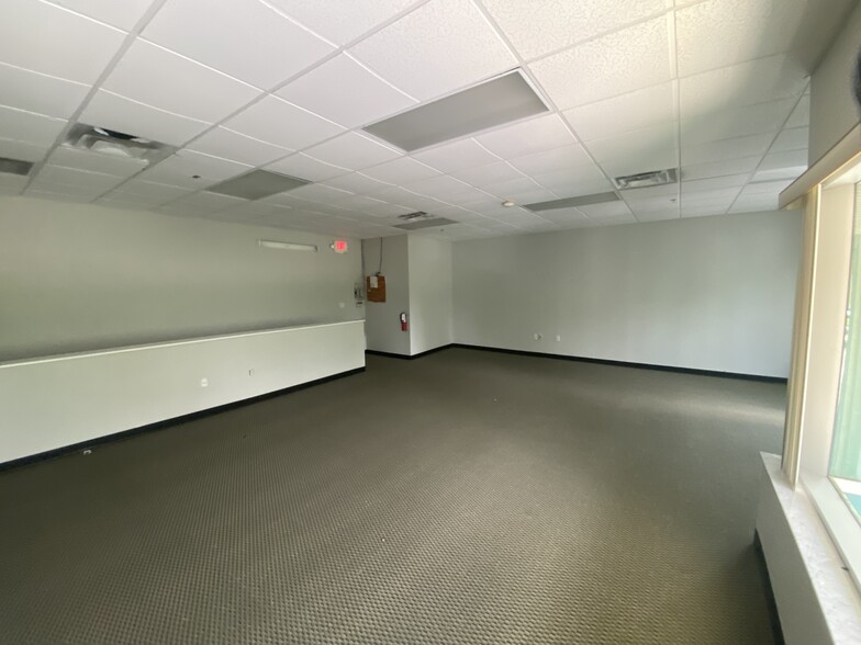 More Photos Of 7575 Kingspointe Pky, Orlando Showroom For Lease