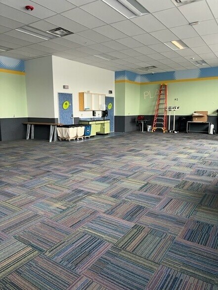 More Photos Of 465 W Arlington St, Gladstone General Retail For Sale