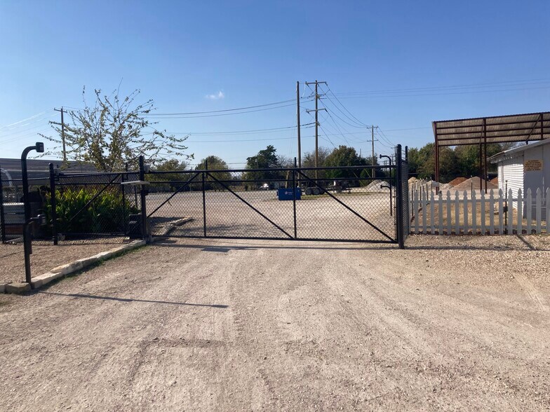 More Photos Of 200 S Wall St, Itasca Land For Lease