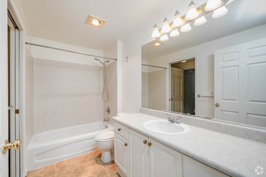More Photos Of 4719 15th Ave NE, Seattle Apartments For Sale