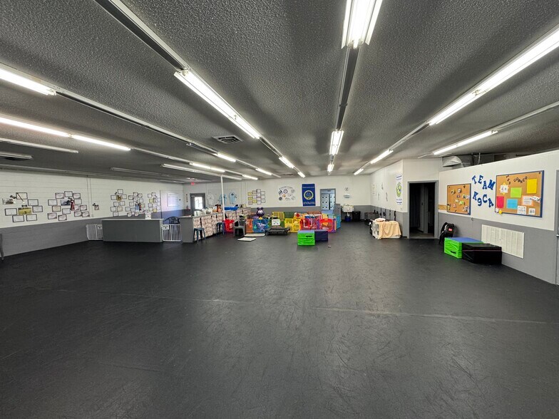 More Photos Of 8151 North Point Blvd, Winston-Salem Light Manufacturing For Sale