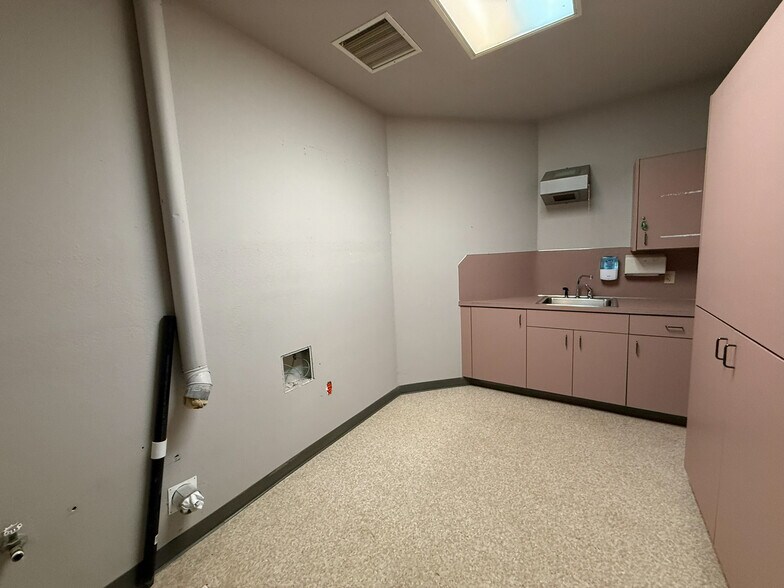 More Photos Of 910 S Scheuber Rd, Centralia Medical For Lease