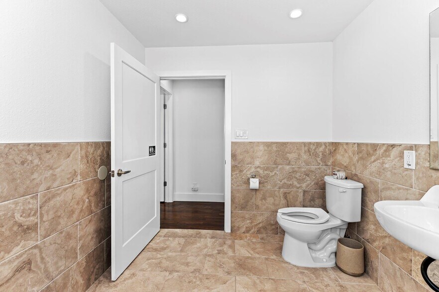 More Photos Of 1512 W Koenig Ln, Austin Office For Sale