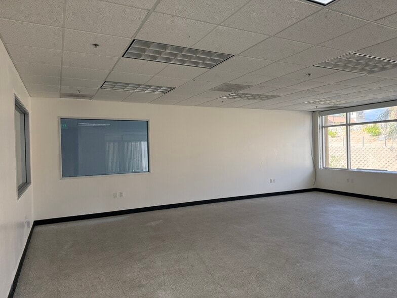More Photos Of 34500 Gateway Dr, Palm Desert Warehouse For Lease