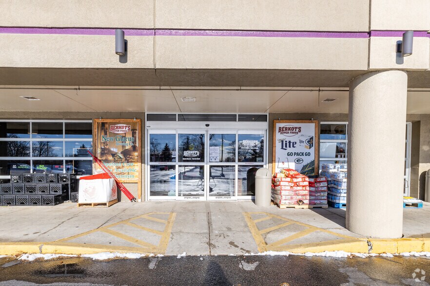More Photos Of 690 W State St, Burlington Supermarket For Sale