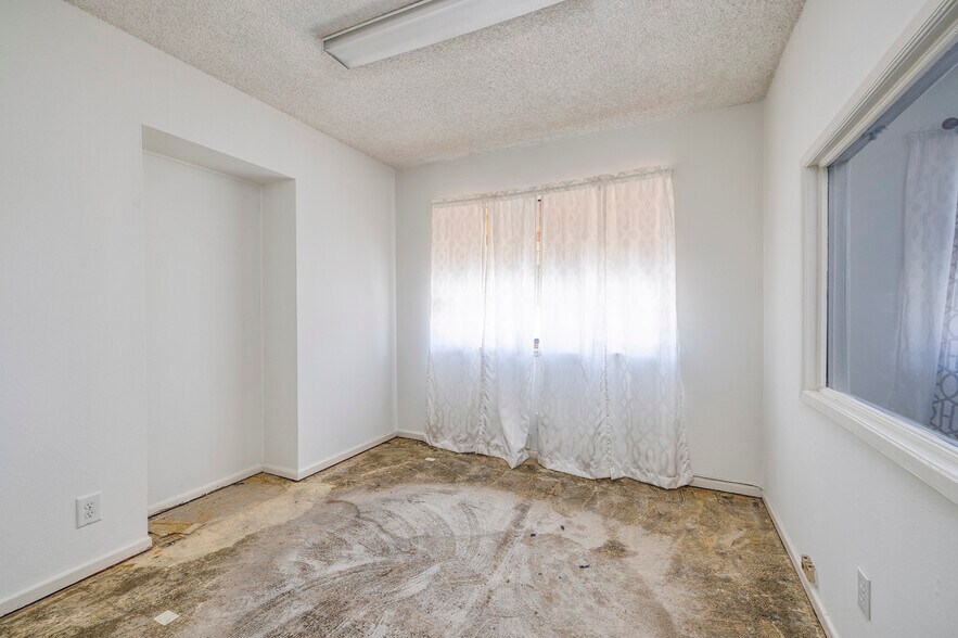 More Photos Of 5021 Alta Dr, Las Vegas Office Residential For Sale