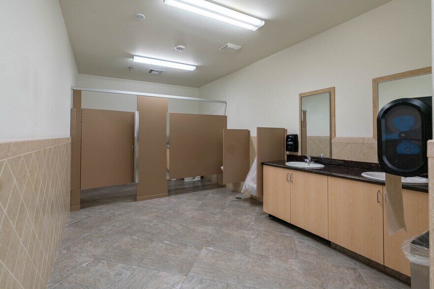 More Photos Of 300-304 E Avenue K6, Lancaster Office For Lease