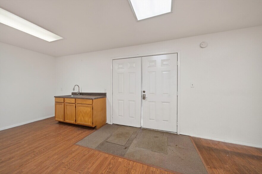 More Photos Of 3215 Zanderson Ave, Jourdanton Loft Creative Space For Lease